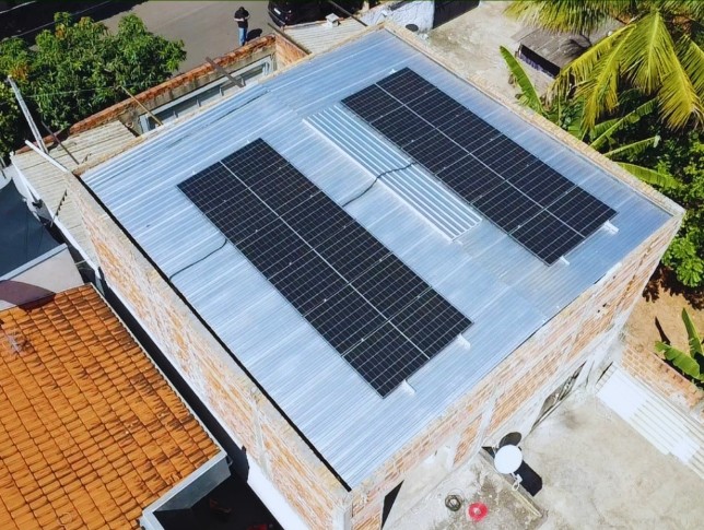 Painéis solares em telhado de imóvel comercial