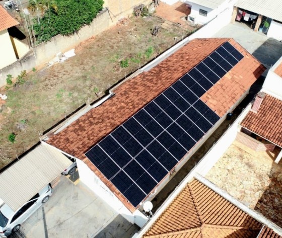 Vista aérea de sistema solar em galpão comercial