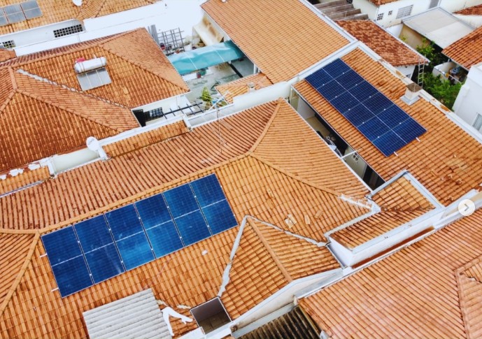 Vista aérea de sistema solar residencial em telhado metálico