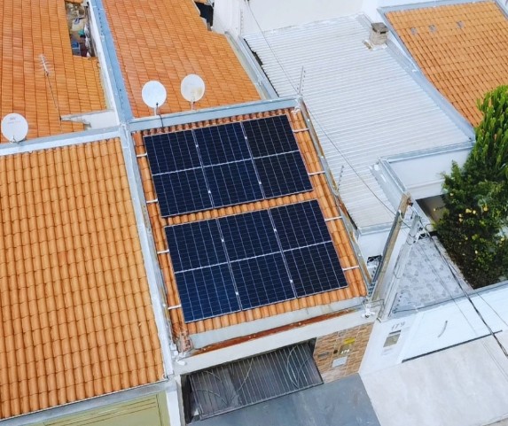 Vista aérea de instalação solar residencial em telhado cerâmico