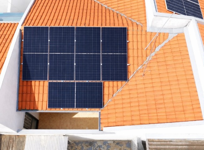Painéis solares em telhado residencial