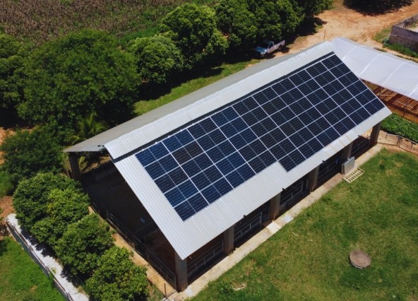 Vista aérea de sistema solar em propriedade rural