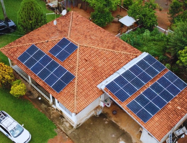 Sistema solar em propriedade rural com telhado cerâmico